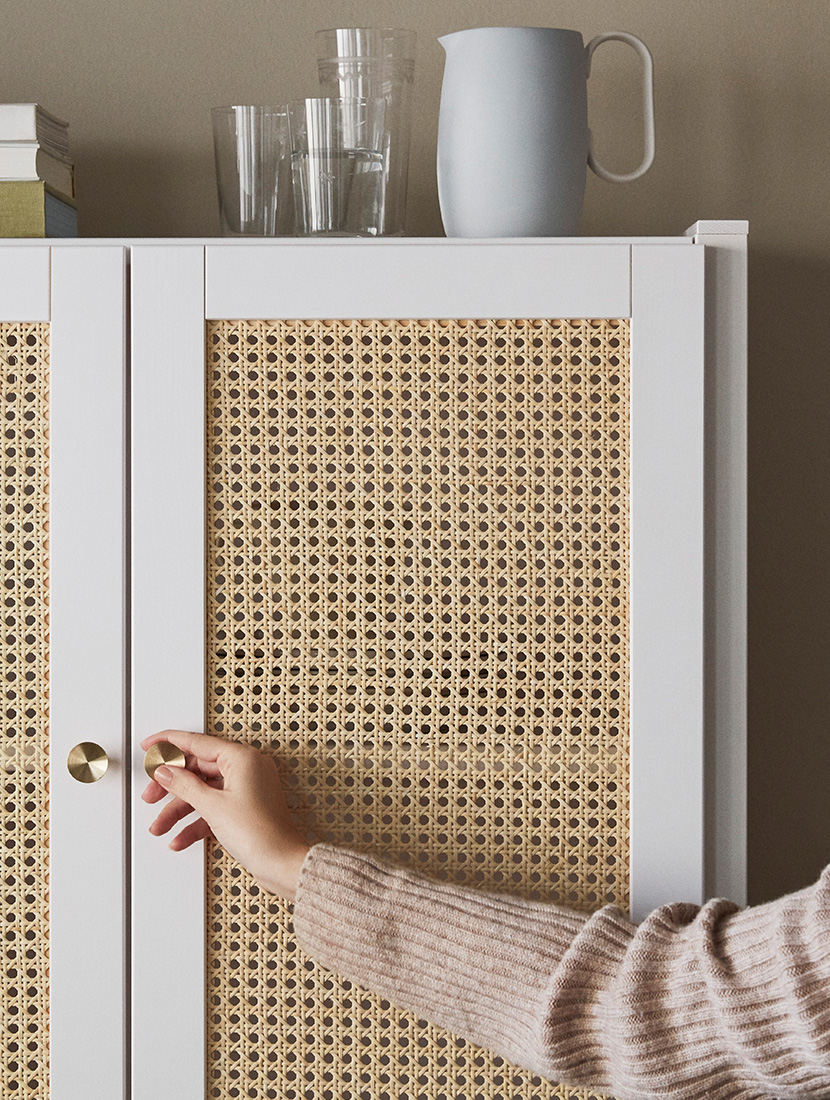 Kaappi neljällä rottinkiovella