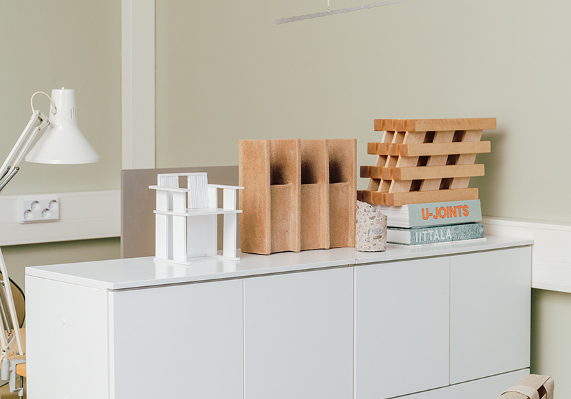 Lundia Fuuga closet with large and small doors