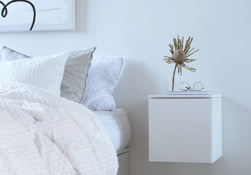 Fuuga yöpöytä ovella, seinäkiinnitys