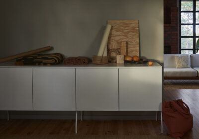 Fuuga senkki, kaksi pariovellista moduulia, ohuet metallijalat, valkoinen