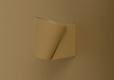 Liekki-seinävalaisin, pistaasisävy