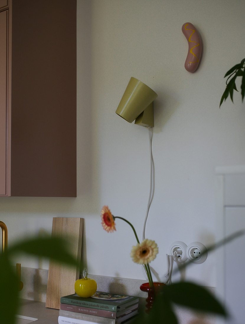 Liekki-seinävalaisin, pistaasisävy